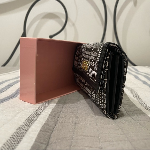 Juicy Couture NWT Logo Clutch Gift Set - Picture 13 of 13